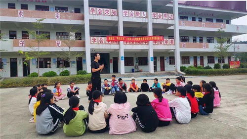 团区委开展 关爱留守儿童,圆梦乡村足球 主题活动