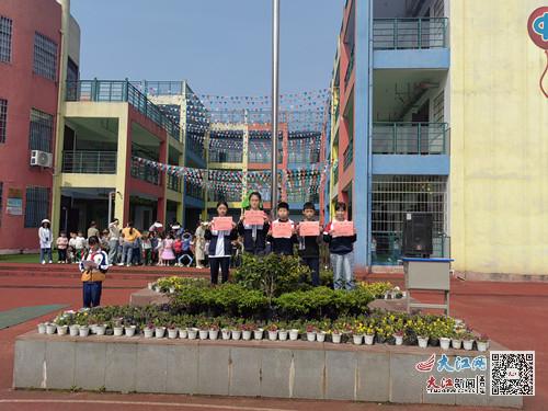 临川区青泥镇中心小学开展预防校园欺凌教育暨防溺水安全签名活动 图