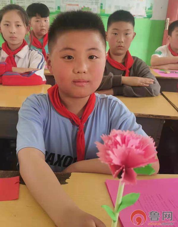 枣庄市薛城区沙沟镇岩湖小学 小学生制作康乃馨为母亲节献礼